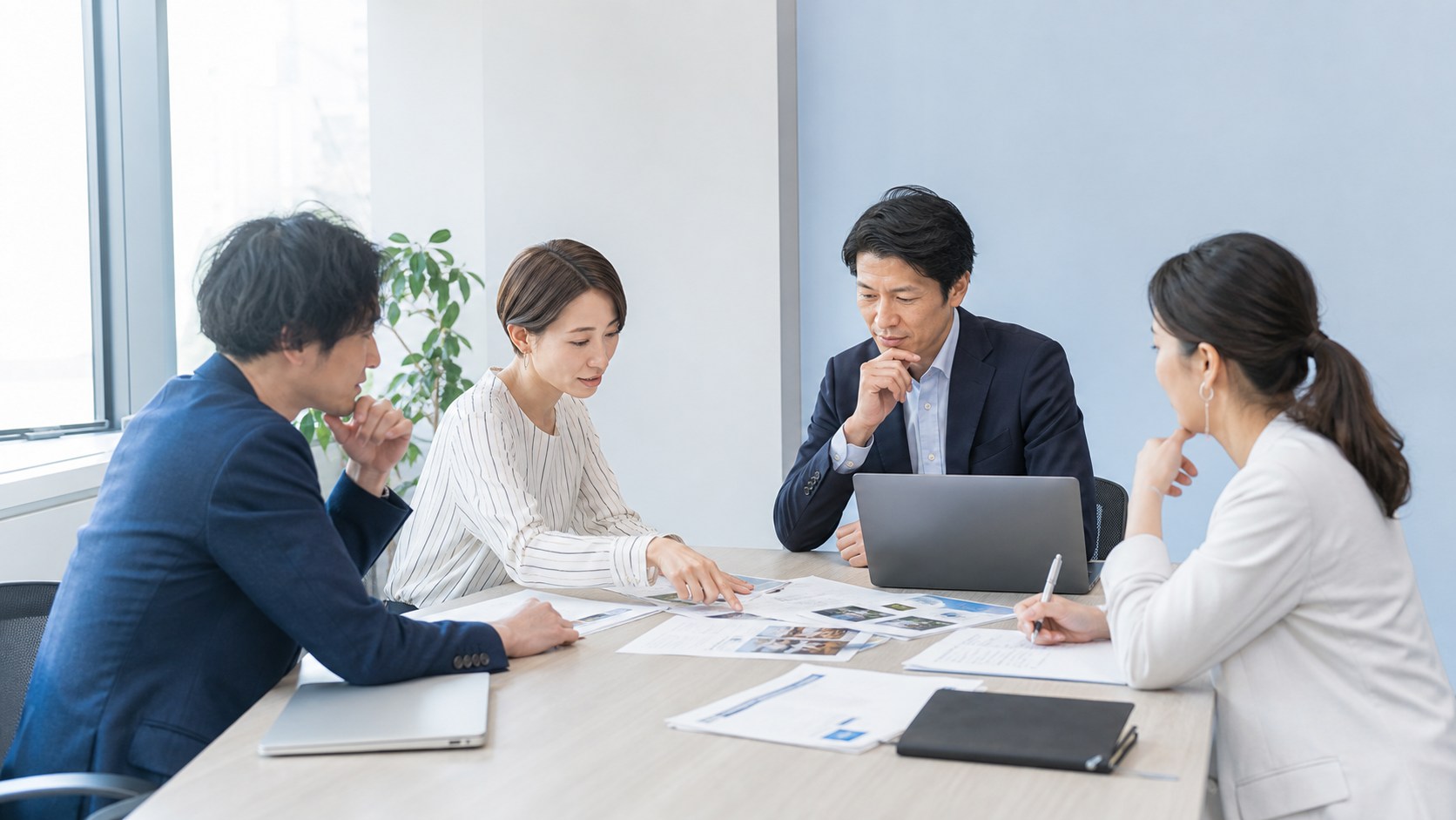 制作会社とクライアントが導入事例制作の打ち合わせをしている様子