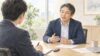 取材相手が導入後の変化を振り返りながら話す場面を描いたイラスト